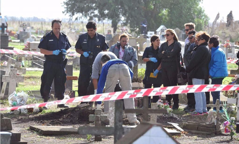 Exhumaron la tumba del niño que fue encontrado mutilado en Miramar