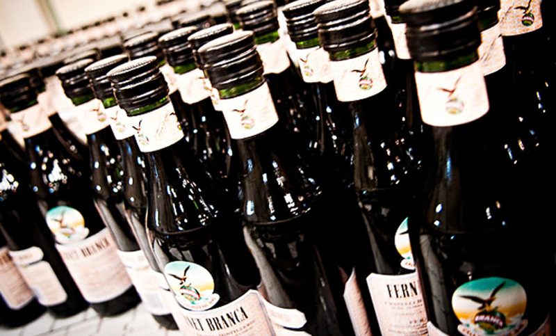 Peligra producción de fernet por reclamo de trabajadores de Branca