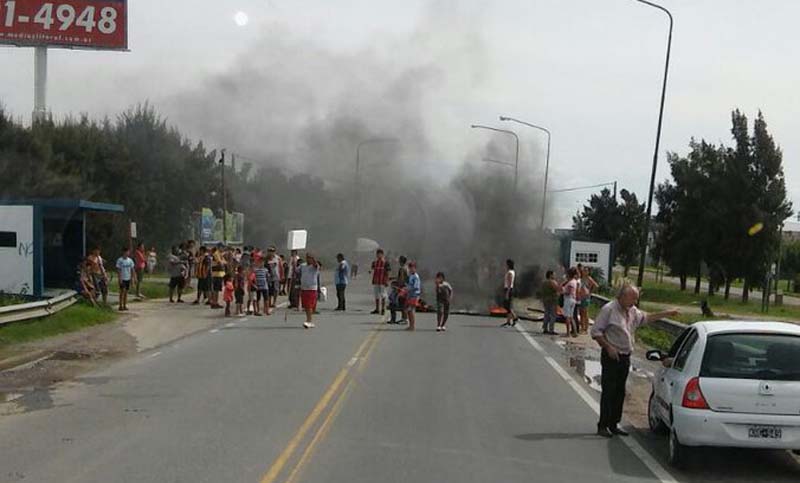 Vecinos de Funes protestaron en la ruta 9 por el joven atropellado