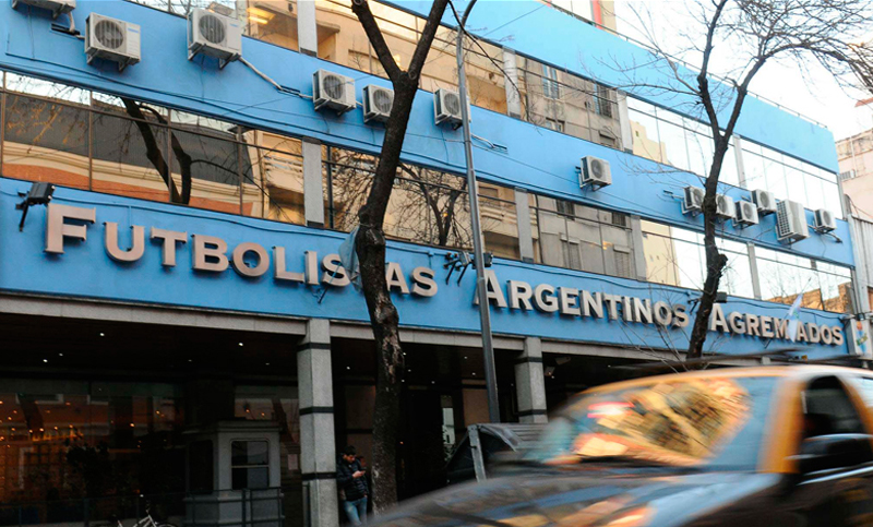Los jugadores decidieron no levantar el paro y el fútbol no arranca