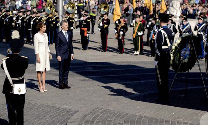 Macri en Holanda: fue recibido por la reina Máxima en el inicio de su visita oficial