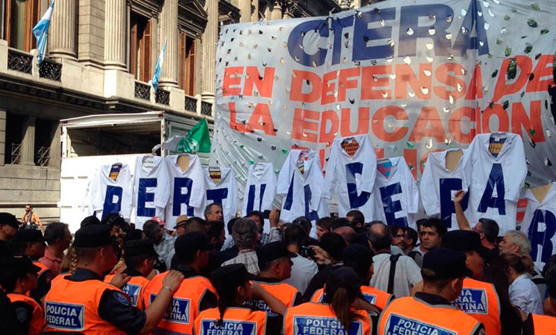 Docentes y becarios del Conicet protestaron frente al Congreso