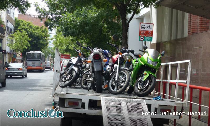 Un hombre huyó de un control vehicular y dejó abandonada a su pareja embarazada