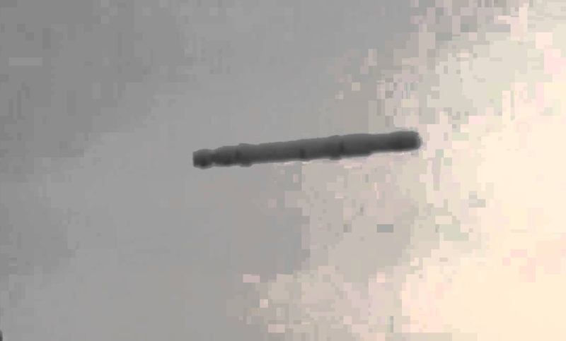 Ovnis con forma similar a la de un cigarrillo fueron captados en video por aficionados