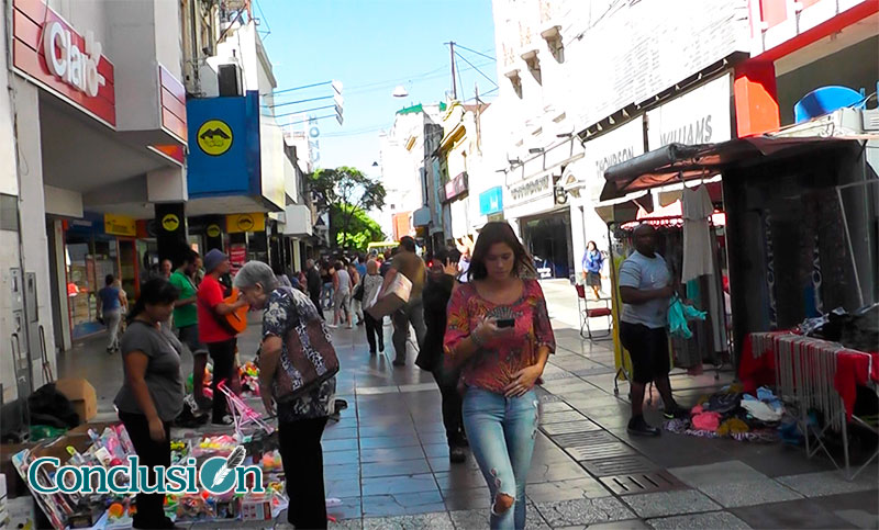Por el paro de trabajadores municipales las peatonales se llenaron de vendedores ambulantes