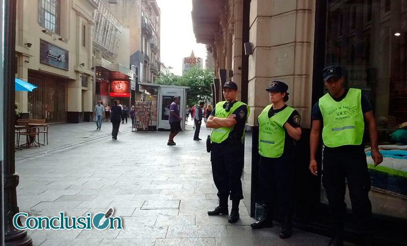 Gran presencia policial en peatonales para evitar que se aposten los manteros