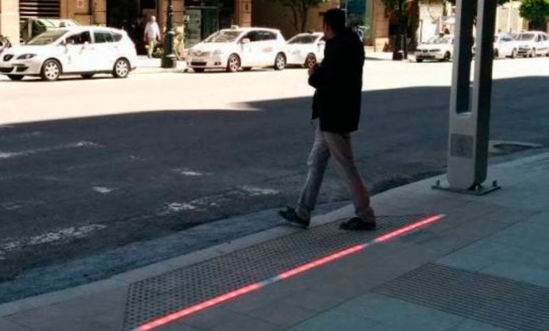 Rosario inaugura el primer semáforo para peatones del país