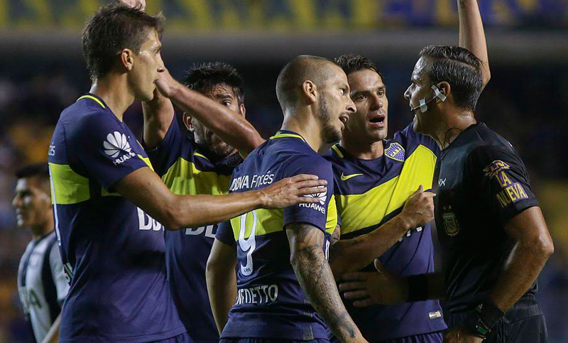 El árbitro Penel admitió que debió haber cobrado penal para Boca