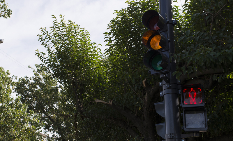 Ya funciona un semáforo en Francia y Fragata Sarmiento