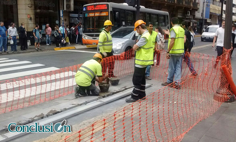 Desde este martes, Rosario tiene el primer semáforo para peatones del país