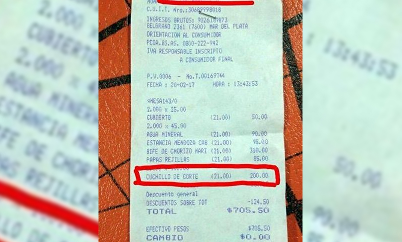 Pidió un cuchillo con filo en un restaurante y le facturaron 200 pesos adicionales