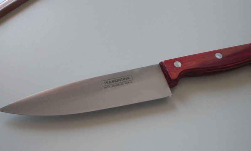 Un hombre discutió con su hermano mayor y lo degolló con un cuchillo de mesa