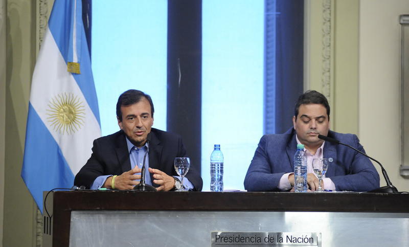 El gobierno recibirá este martes a los cinco gremios afectados por despidos