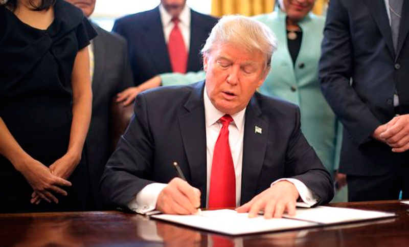 Trump firmó este lunes una nueva versión de su decreto migratorio