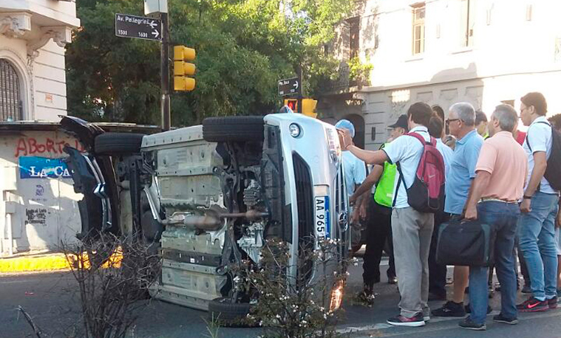 Espectacular choque y vuelco en pleno centro de la ciudad