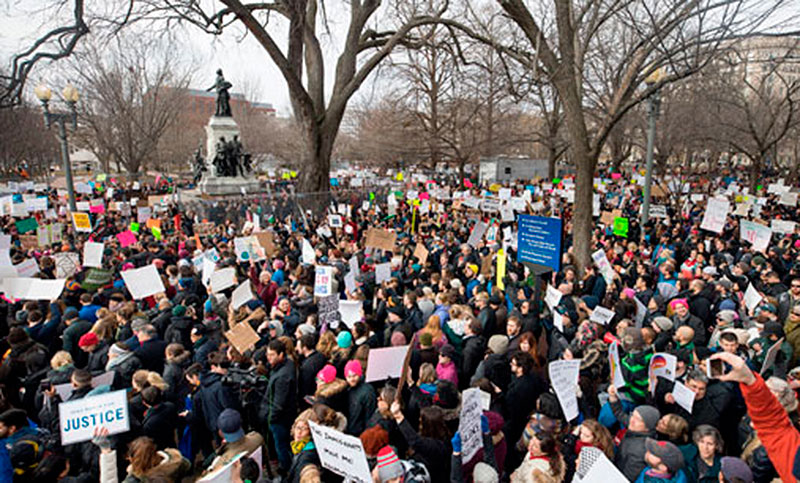 Miles de personas protestan hoy en EE.UU. para que Trump publique sus ...