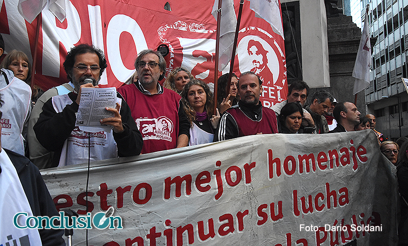 Masiva concentración en apoyo a los docentes tras la represión en el Congreso