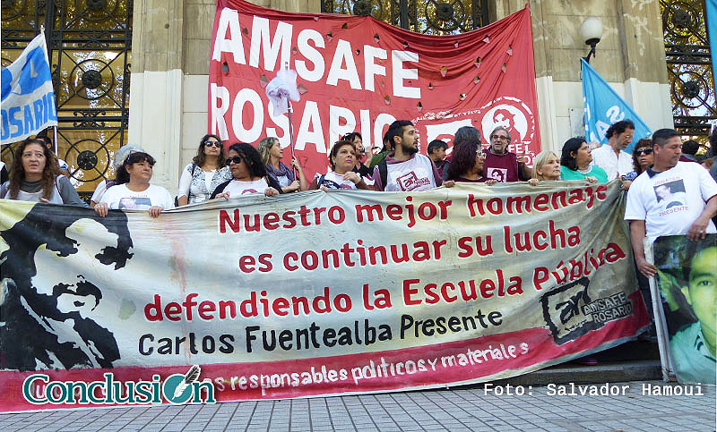 Movilización en Rosario contra represión a maestros en el Congreso