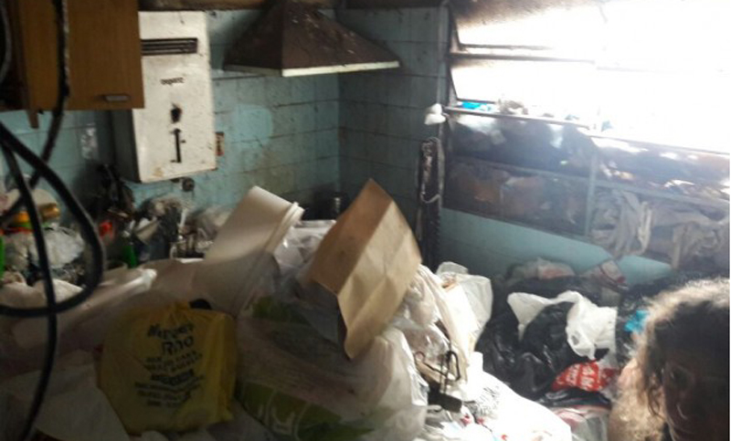 El municipio desarrolla importante operativo en una vivienda atestada de basura