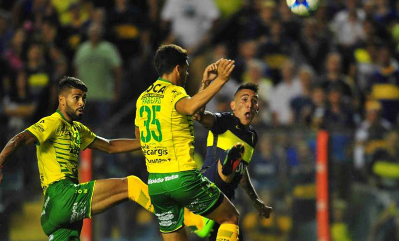 Boca consiguió un trabajoso triunfo ante Defensa y sigue solo arriba