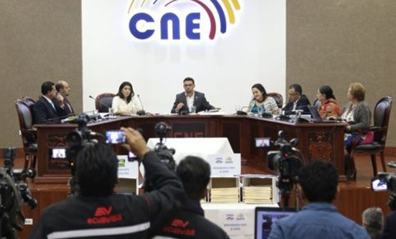Ecuador: revisarán más de un millón de votos del balotaje, aunque para Lasso es «una farsa»