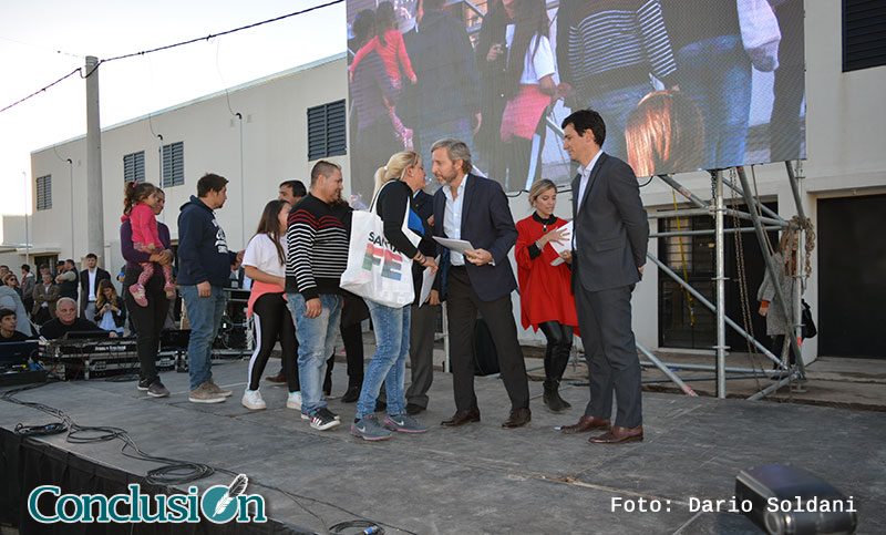 Provincia y Nación entregaron viviendas a familias rosarinas en la zona noroeste