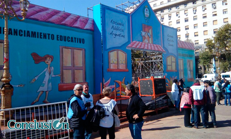 Docentes inauguraron “Escuela Itinerante” frente al Congreso con críticas al Gobierno