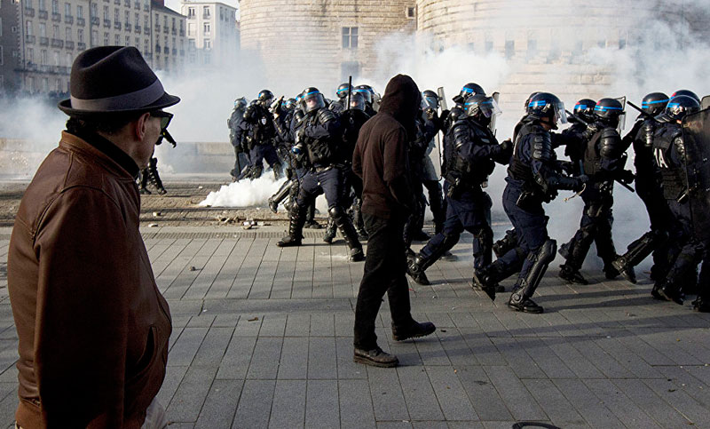 Una protesta contra Le Pen obliga a evacuar la sala del mitin en Córcega