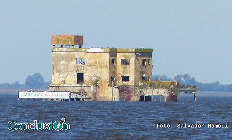 Se derrumbó el viejo hotel de Melincué y pescadores desaparecieron en el agua
