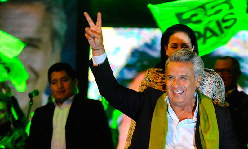 El oficialista Moreno encabeza leve ventaja en balotaje celebrado ayer en Ecuador