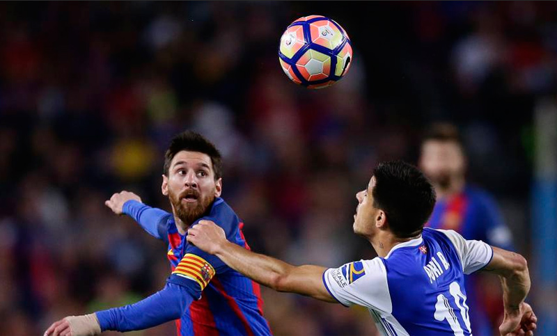 Un doblete de Messi mantiene a Barcelona a tres puntos del Real Madrid