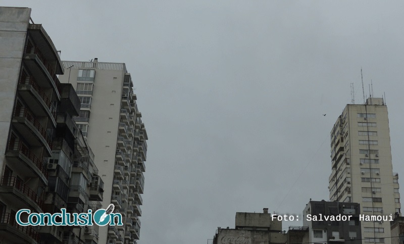 El cielo está gris y llueve: rige alerta por fuertes tormentas en la ciudad