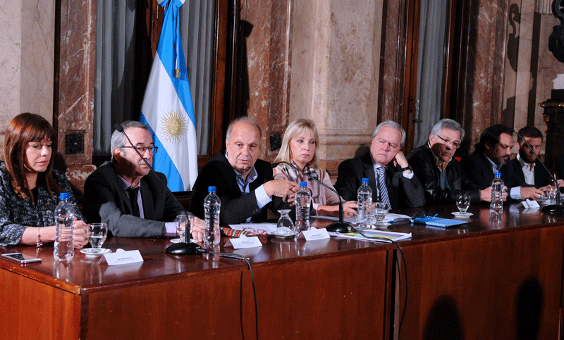 Duro cruce entre Lombardi y senadores por despidos en Radio Nacional
