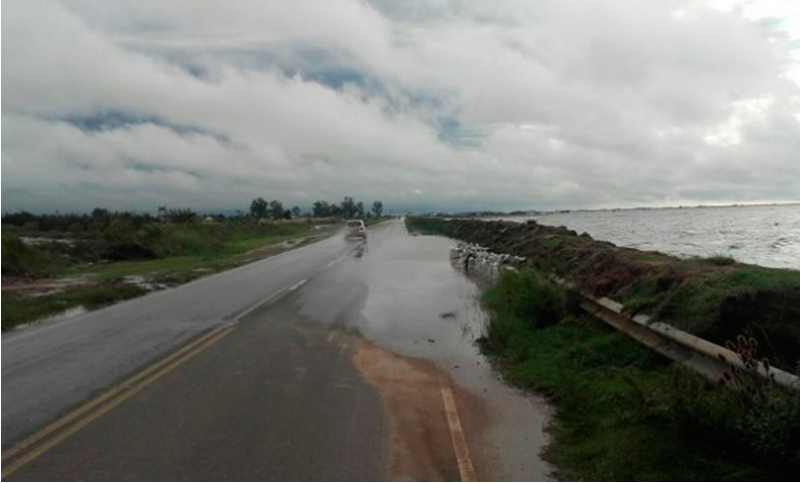 Melincué: fuerte temporal obligó a cortar la ruta 90