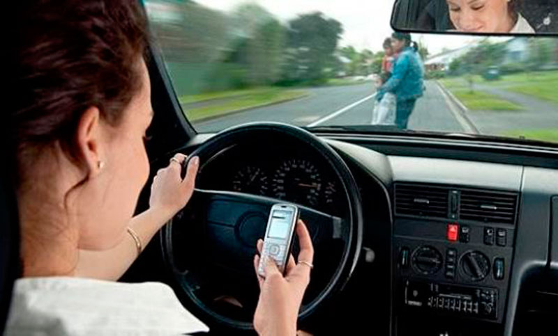 Más 150 mil automovilistas conducen usando el celular