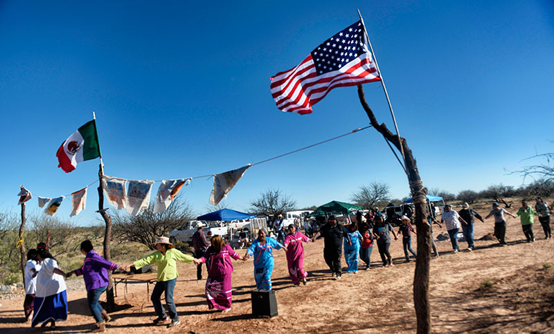 Indígenas de EEUU y México, en un frente común contra el muro de Trump