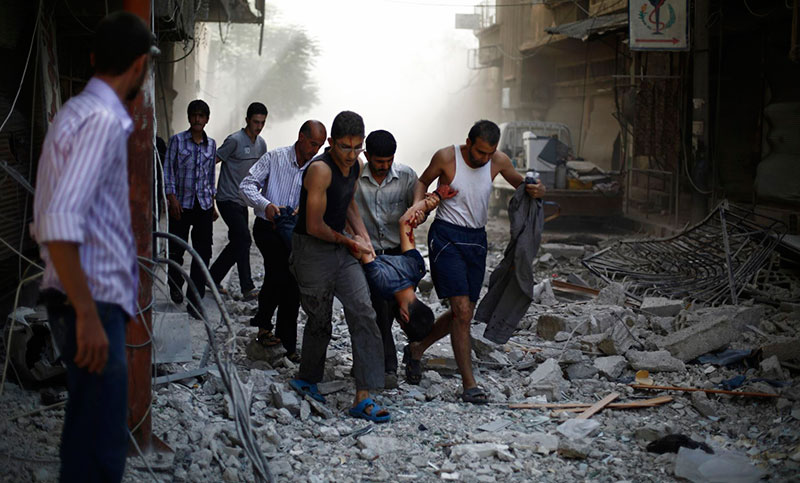 Casi 40 muertos por bombardeos en zonas de Siria controladas por Al Qaeda y el EI