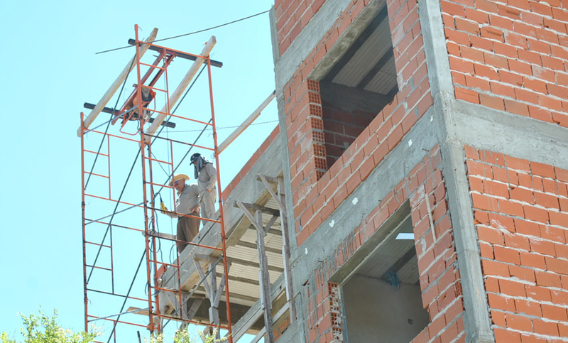 Hombre encerró y golpeó a su pareja en obra en construcción