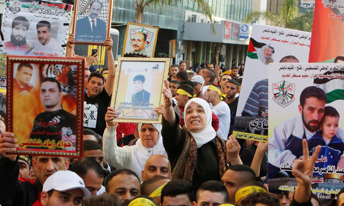 Más de 1.500 presos palestinos en cárceles israelíes iniciaron huelga de hambre