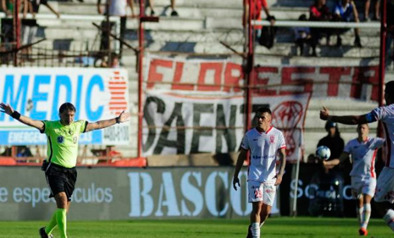 Escándalo en el Ducó: Paletta casi suspende el partido por amenazas