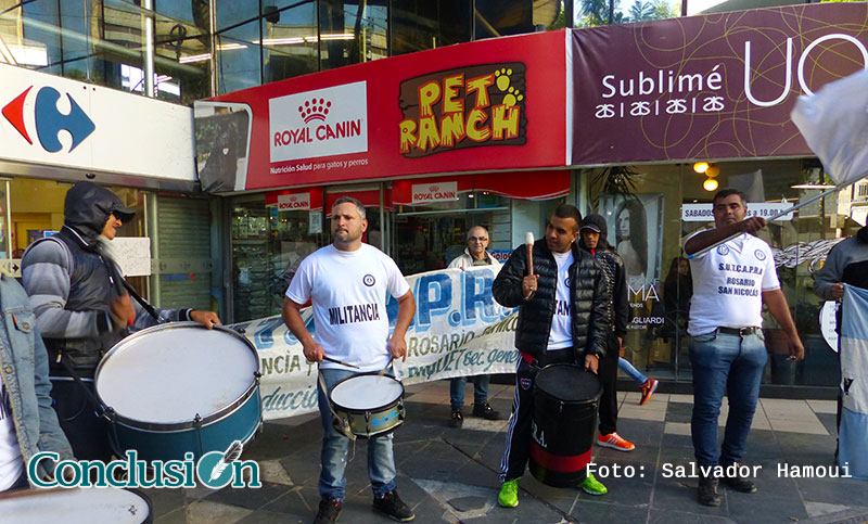 Trabajadores de vigilancia reclamaron frente al Carrefour