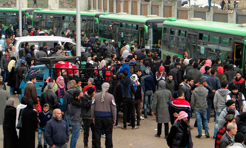 Un tercer grupo de rebeldes y civiles sirios fueron evacuados de Homs
