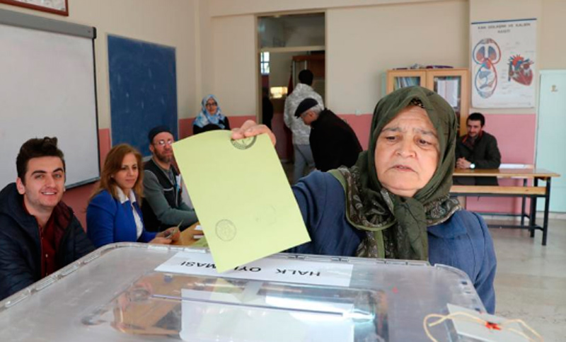 Horas decisivas: millones de turcos votaron en un referéndum histórico
