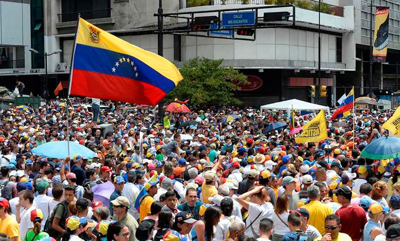 Opositores venezolanos protestan contra Maduro por cuarta vez en una semana