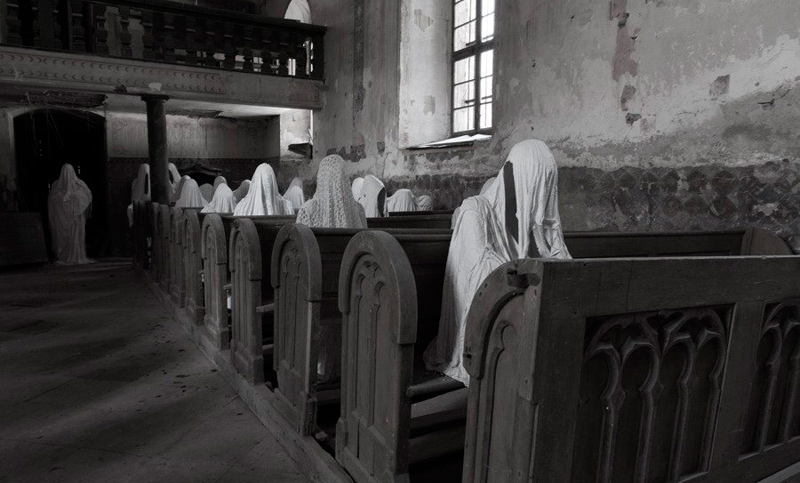 Un sacerdote rezaba el Rosario junto a las «almas en pena»