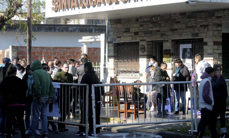 Familiares y vecinos inhumaron los restos de Araceli en el cementerio de San Martín
