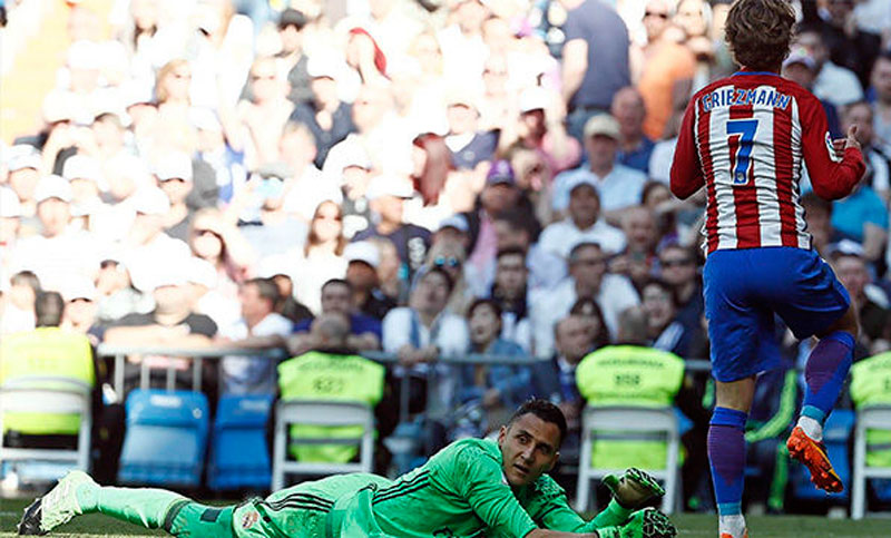 Atlético ahogó el festejo del Real y Barcelona sueña con la cima