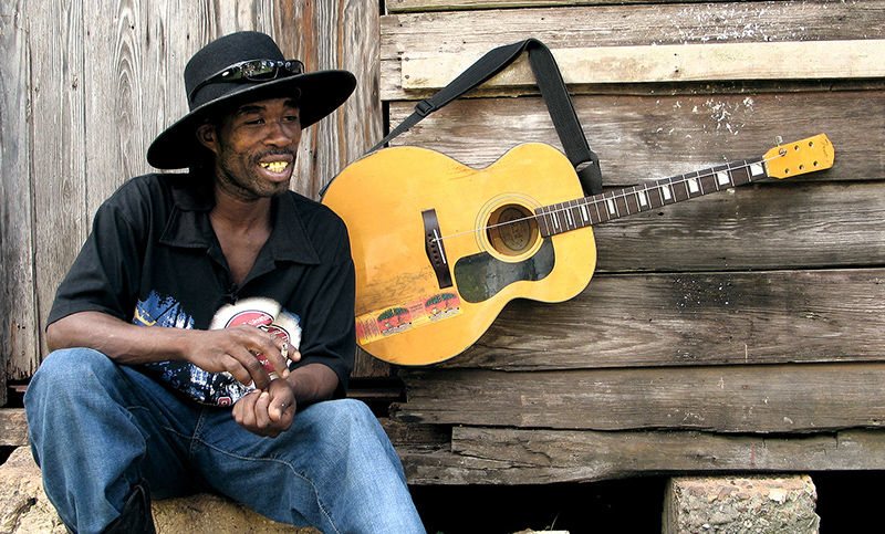 Conocé a Brushy, el guitarrista de una cuerda que hoy toca en Rosario