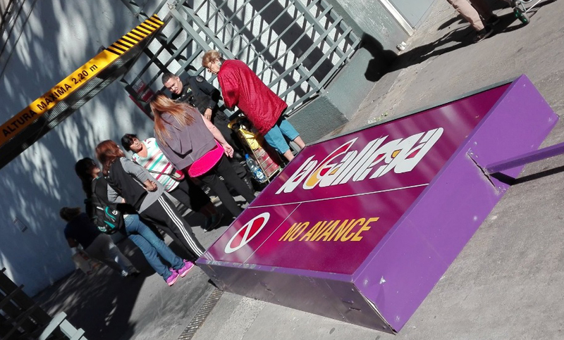 Una mujer sufrió heridas tras la caída de un cartel de un supermercado