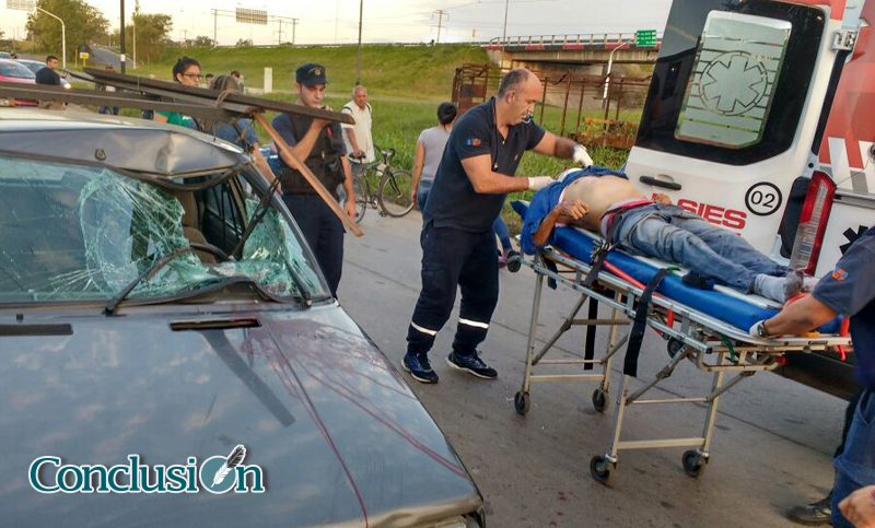Un ciclista en estado crítico tras ser embestido por un auto